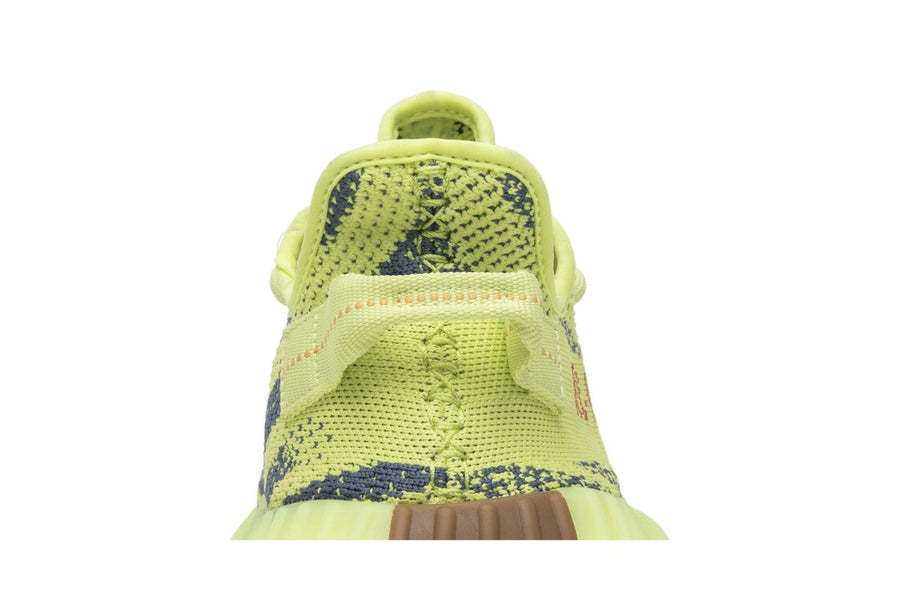 Vista do solado do Yeezy Adidas Yeezy Boost 350 V2 Semi Frozen Yellow mostrando padrão de tração e tecnologia de amortecimento