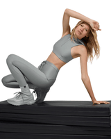 Vista superior Top Alo Yoga Airlift Light Speed Hooded Lunar Grey Cinza