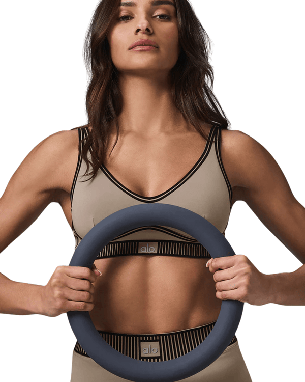 Top Alo Yoga Airlift Line Up Gravel Bege por R$ 1.099,99 em até