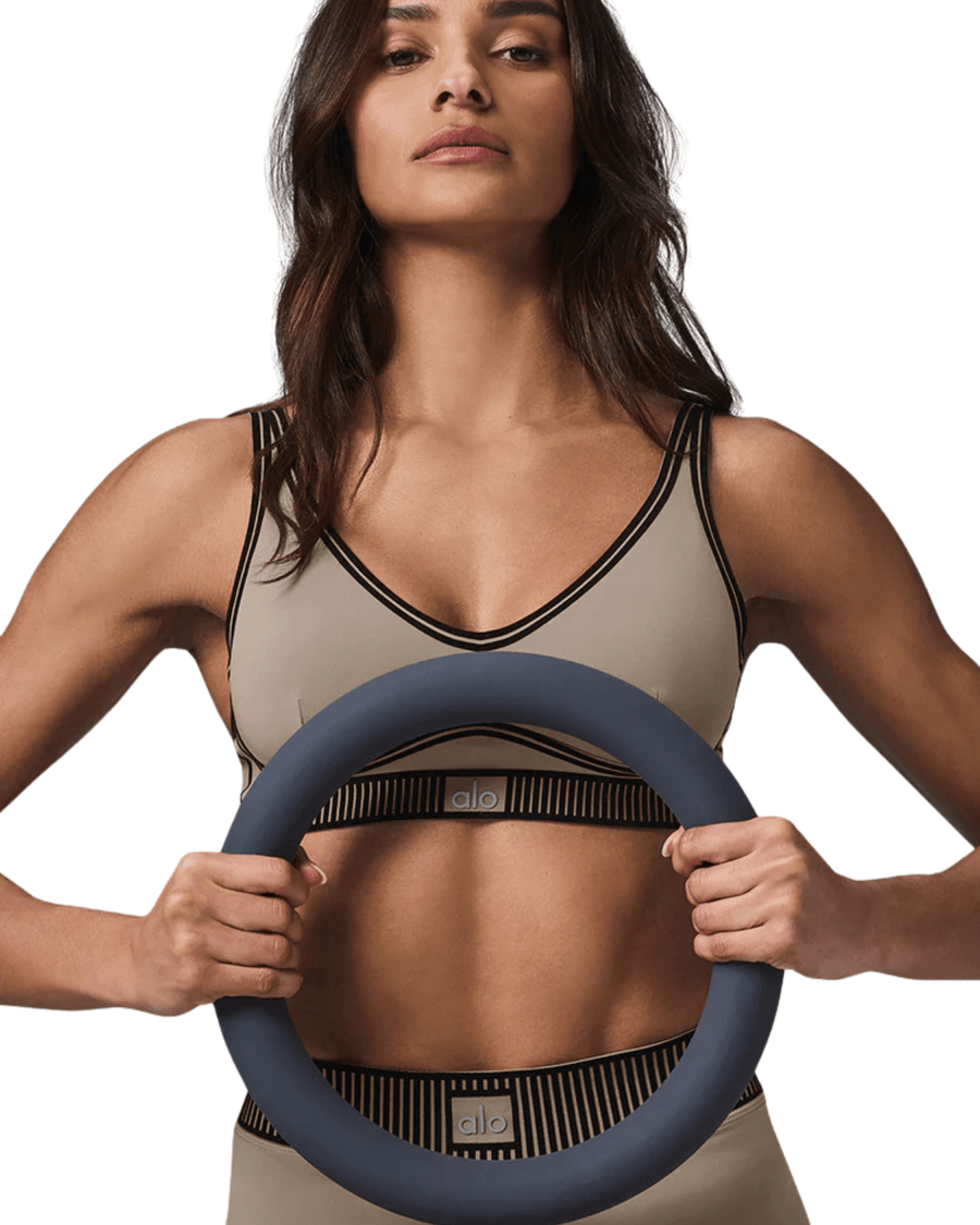 Top Alo Yoga Airlift Line Up Gravel Bege por R$ 1.099,99 em até