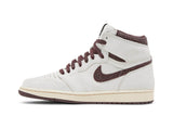 Vista lateral do Jordan Nike A Ma Maniére x Air Jordan 1 Sail and Burgundy mostrando design do cabedal e logo da marca