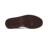 Vista traseira do Jordan Nike A Ma Maniére x Air Jordan 1 Sail and Burgundy mostrando calcanheira e detalhes do solado