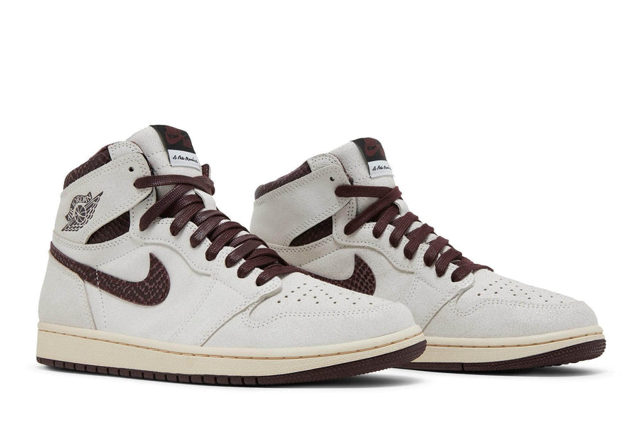 Vista frontal do Jordan Nike A Ma Maniére x Air Jordan 1 Sail and Burgundy mostrando biqueira e costuras