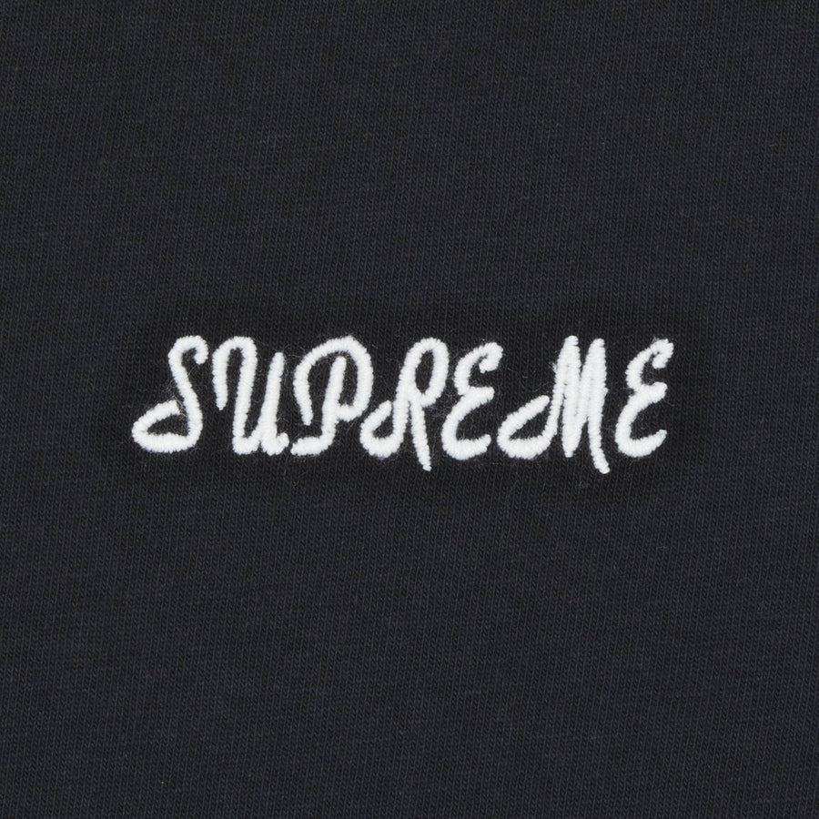 Vista lateral Camiseta Supreme "Washed Script Black" Preto