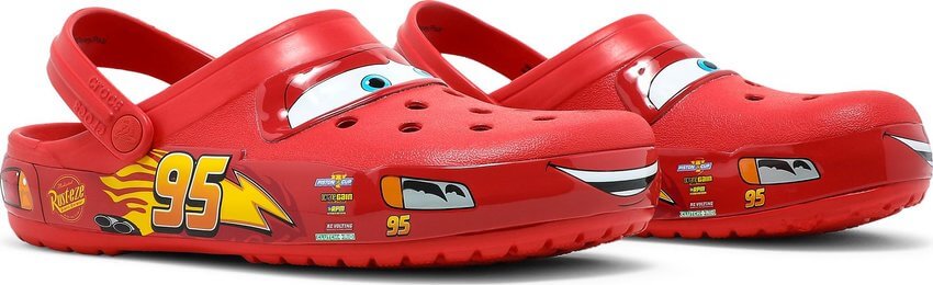 Vista frontal Crocs Classic Clog x The Cars Lightning McQueen Vermelho