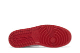 Vista traseira do Jordan Nike Air Jordan 1 Retro Low OG University Red mostrando calcanheira e detalhes do solado