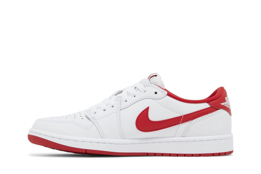 Vista lateral do Jordan Nike Air Jordan 1 Retro Low OG University Red mostrando design do cabedal e logo da marca