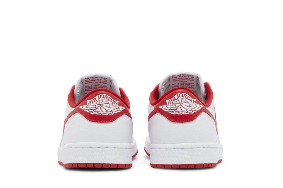 Vista superior do Jordan Nike Air Jordan 1 Retro Low OG University Red mostrando abertura, lingueta e cadarços