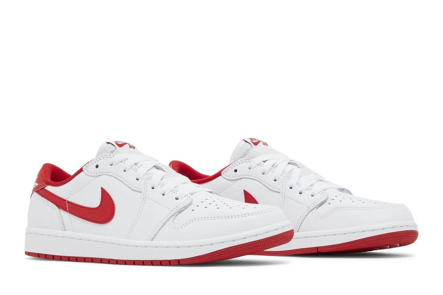 Vista frontal do Jordan Nike Air Jordan 1 Retro Low OG University Red mostrando biqueira e costuras