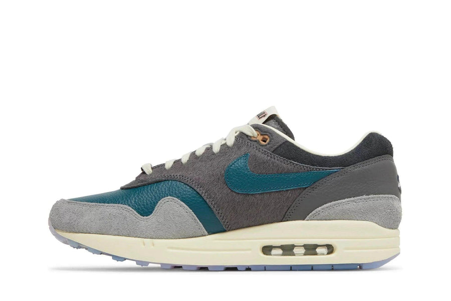 Vista lateral Kasina x Nike Air Max 1 Won-Ang Grey