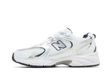Vista lateral do New Balance New Balance 530 White Natural Indigo mostrando design do cabedal e logo da marca