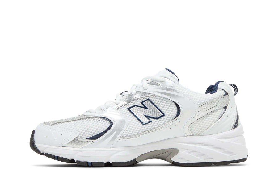 Vista lateral do New Balance New Balance 530 White Natural Indigo mostrando design do cabedal e logo da marca
