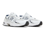 Vista frontal do New Balance New Balance 530 White Natural Indigo mostrando biqueira e costuras