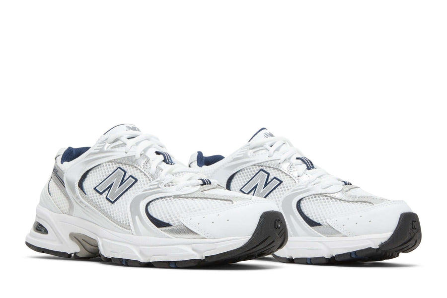 Vista frontal do New Balance New Balance 530 White Natural Indigo mostrando biqueira e costuras