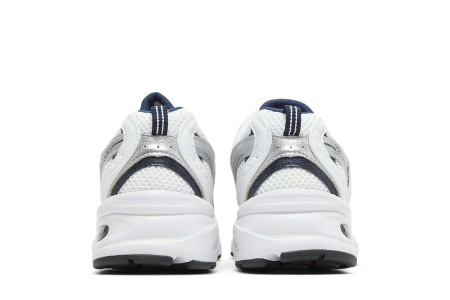 Vista superior do New Balance New Balance 530 White Natural Indigo mostrando abertura, lingueta e cadarços