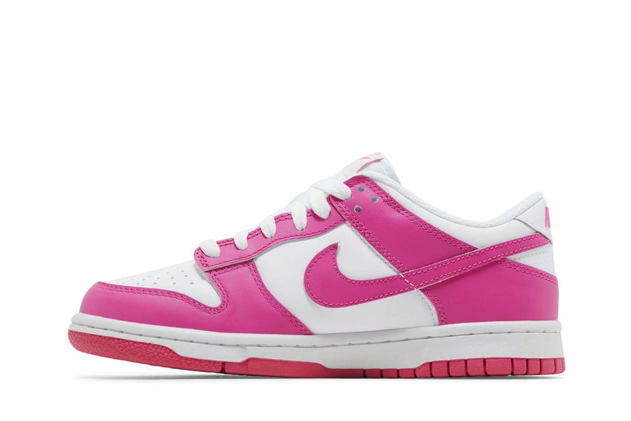 Vista lateral do Nike Nike Dunk Low GS Laser Fuchsia mostrando design do cabedal e logo da marca