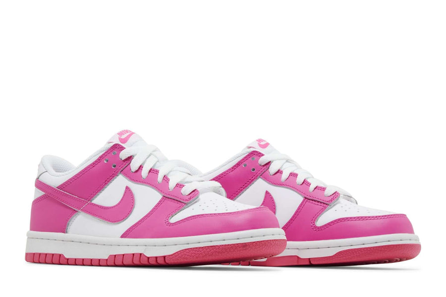Vista frontal do Nike Nike Dunk Low GS Laser Fuchsia mostrando biqueira e costuras