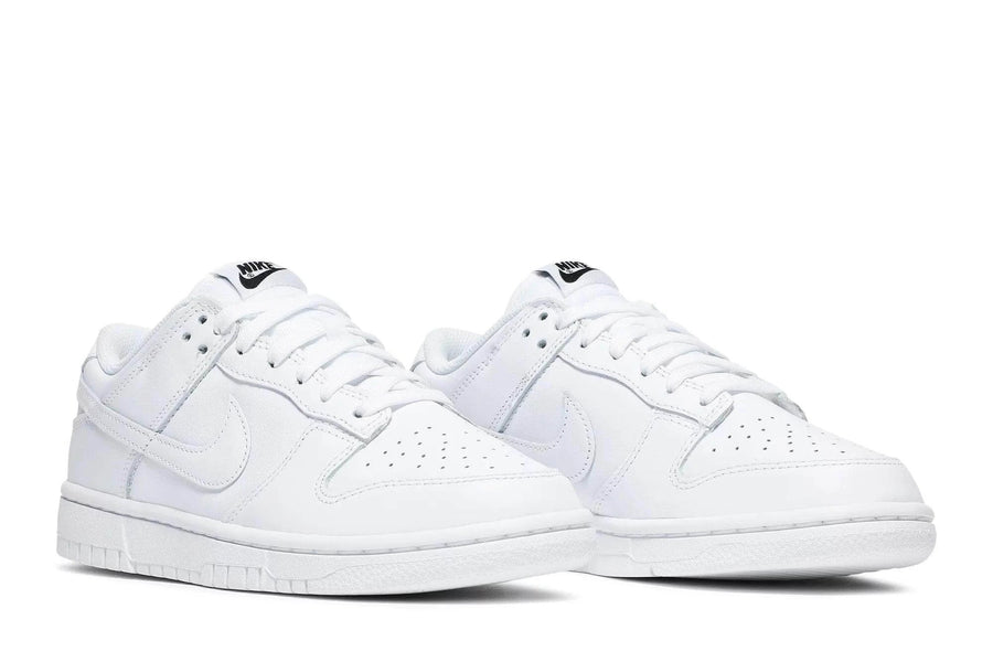 Vista frontal Nike Dunk Low Triple White