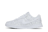 Vista lateral do Nike Nike Dunk Low White Paisley mostrando design do cabedal e logo da marca