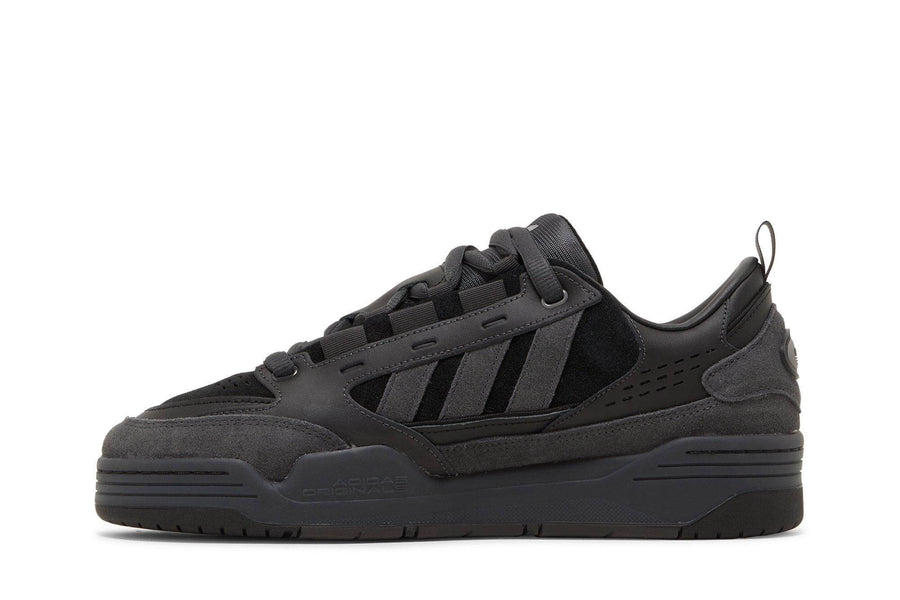 Vista lateral do Adidas ADI2000 Triple Black mostrando design do cabedal e logo da marca