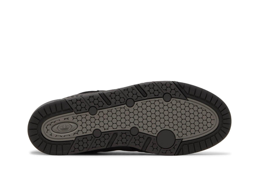 Vista traseira do Adidas ADI2000 Triple Black mostrando calcanheira e detalhes do solado