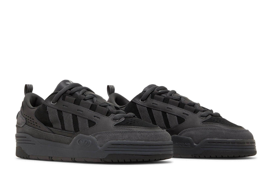 Vista frontal do Adidas ADI2000 Triple Black mostrando biqueira e costuras
