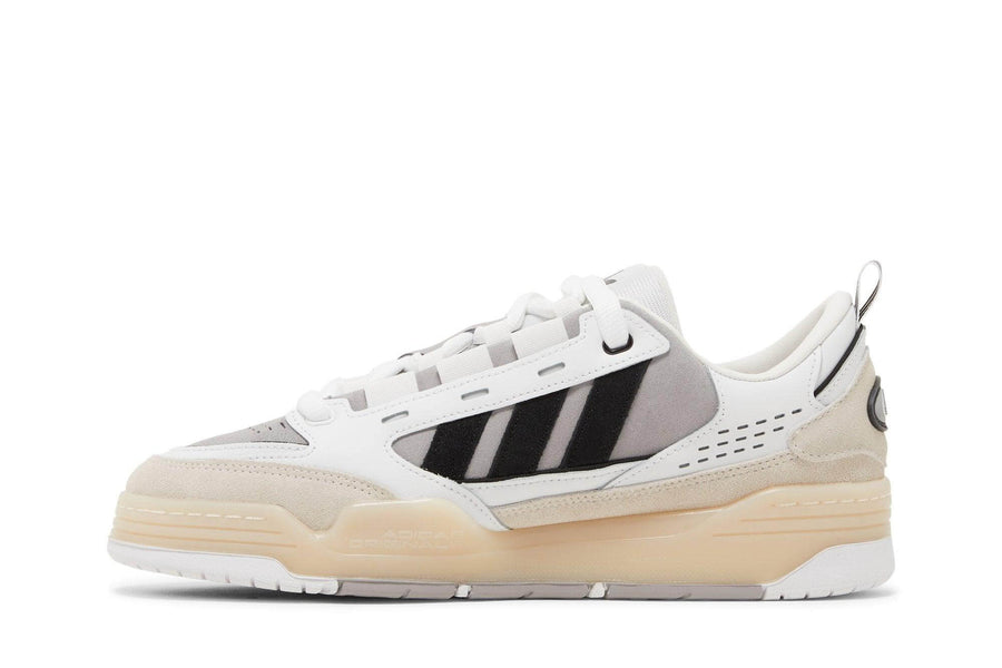 Vista lateral do Adidas adidas ADI2000 Chalk White mostrando design do cabedal e logo da marca