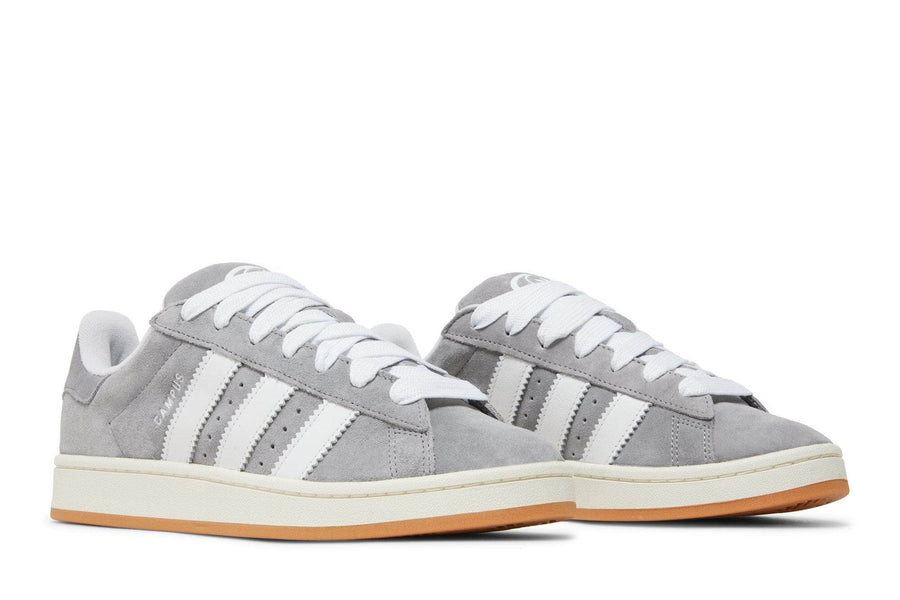 Vista frontal do Adidas Adidas Campus 00s Grey Three mostrando biqueira e costuras