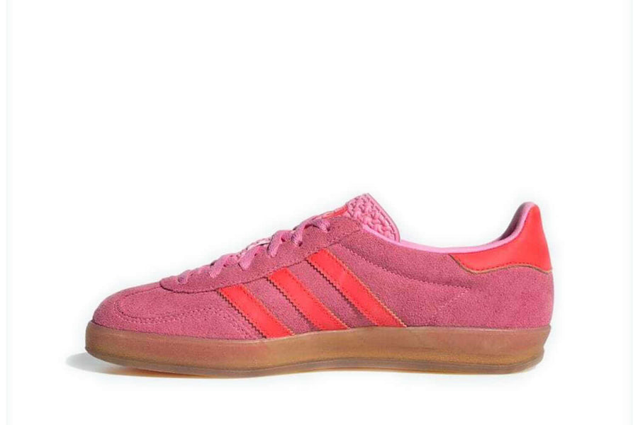 Vista lateral do Adidas adidas Gazelle Indor "Beam Pink Solar Red" mostrando design do cabedal e logo da marca