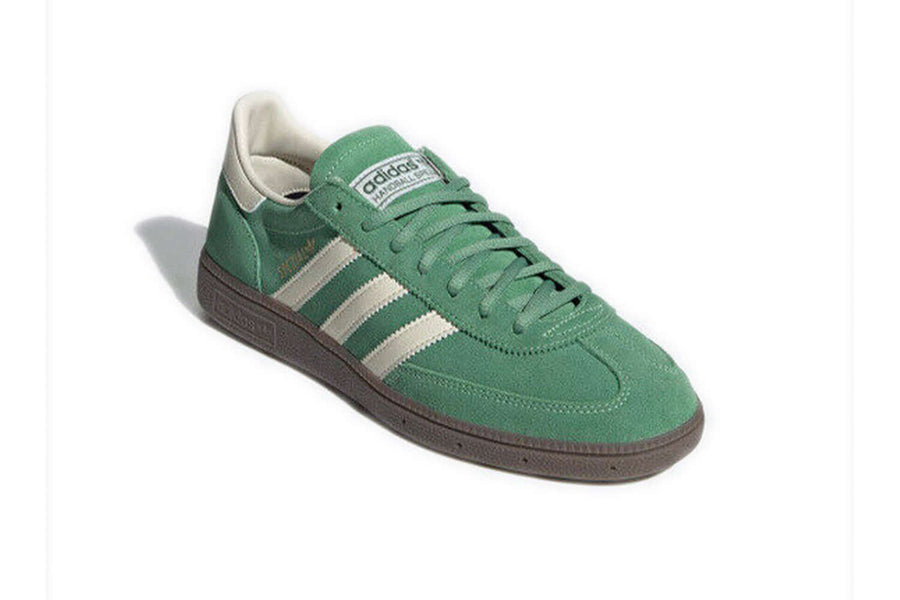 Vista traseira do Adidas adidas Handball Spezial Preloved Green mostrando calcanheira e detalhes do solado