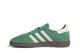 Vista lateral do Adidas adidas Handball Spezial Preloved Green mostrando design do cabedal e logo da marca
