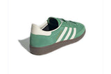 Vista superior do Adidas adidas Handball Spezial Preloved Green mostrando abertura, lingueta e cadarços