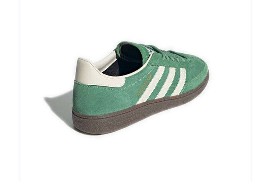 Vista superior do Adidas adidas Handball Spezial Preloved Green mostrando abertura, lingueta e cadarços