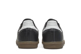 Vista superior do Adidas Adidas Samba OG Black Gum mostrando abertura, lingueta e cadarços