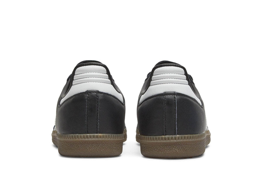 Vista superior do Adidas Adidas Samba OG Black Gum mostrando abertura, lingueta e cadarços