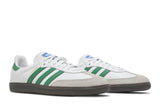 Vista frontal do Adidas adidas Samba OG Green mostrando biqueira e costuras