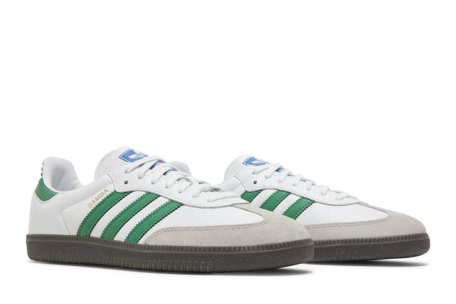 Vista frontal do Adidas adidas Samba OG Green mostrando biqueira e costuras