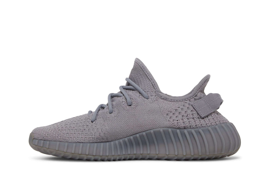 Vista lateral do Adidas adidas Yeezy Boost 350 V2 "Steel Grey" mostrando design do cabedal e logo da marca
