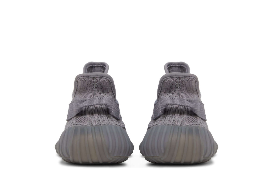 Vista frontal do Adidas adidas Yeezy Boost 350 V2 "Steel Grey" mostrando biqueira e costuras