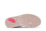 Vista traseira do Jordan Nike Air Jordan 1 High Atmosphere mostrando calcanheira e detalhes do solado