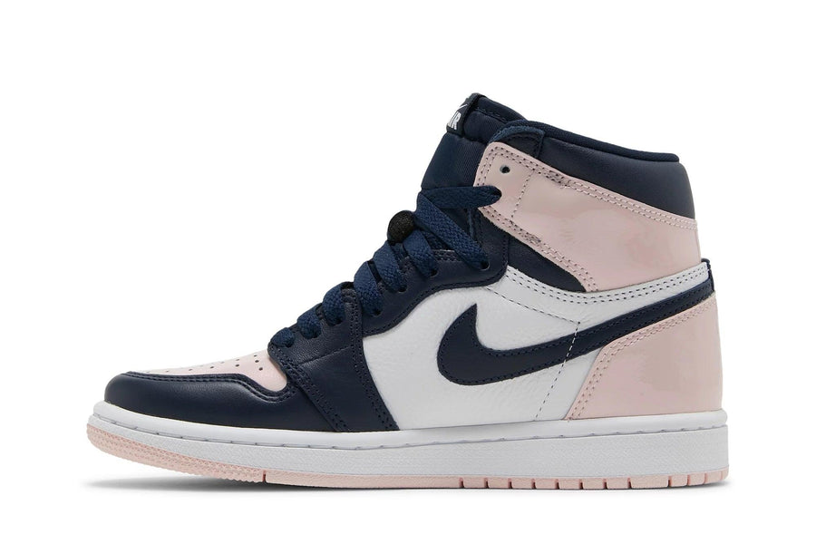 Vista lateral do Jordan Nike Air Jordan 1 High Atmosphere mostrando design do cabedal e logo da marca