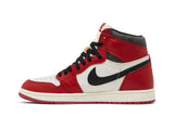 Vista lateral do Jordan Nike Air Jordan 1 High Chicago Lost and Found mostrando design do cabedal e logo da marca
