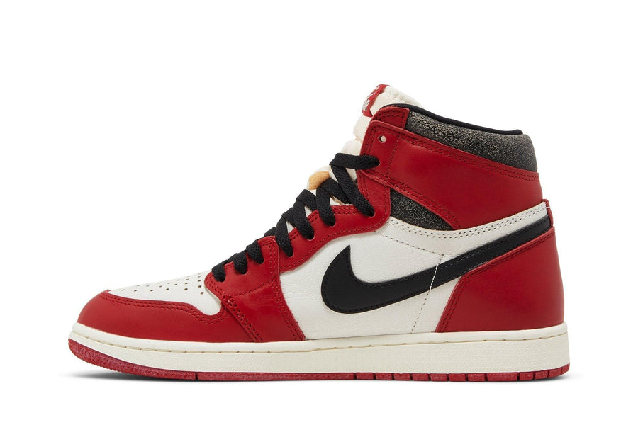 Vista lateral do Jordan Nike Air Jordan 1 High Chicago Lost and Found mostrando design do cabedal e logo da marca