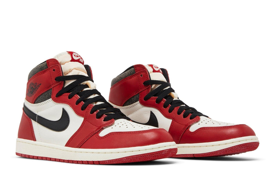 Vista frontal do Jordan Nike Air Jordan 1 High Chicago Lost and Found mostrando biqueira e costuras