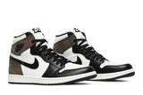 Vista frontal do Jordan Nike Air Jordan 1 High Dark Mocha mostrando biqueira e costuras
