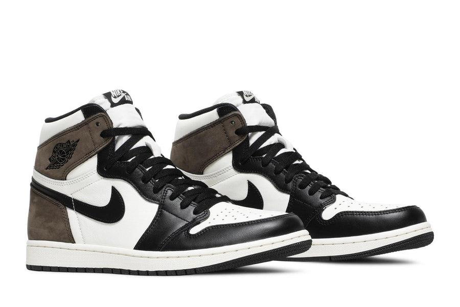 Vista frontal do Jordan Nike Air Jordan 1 High Dark Mocha mostrando biqueira e costuras