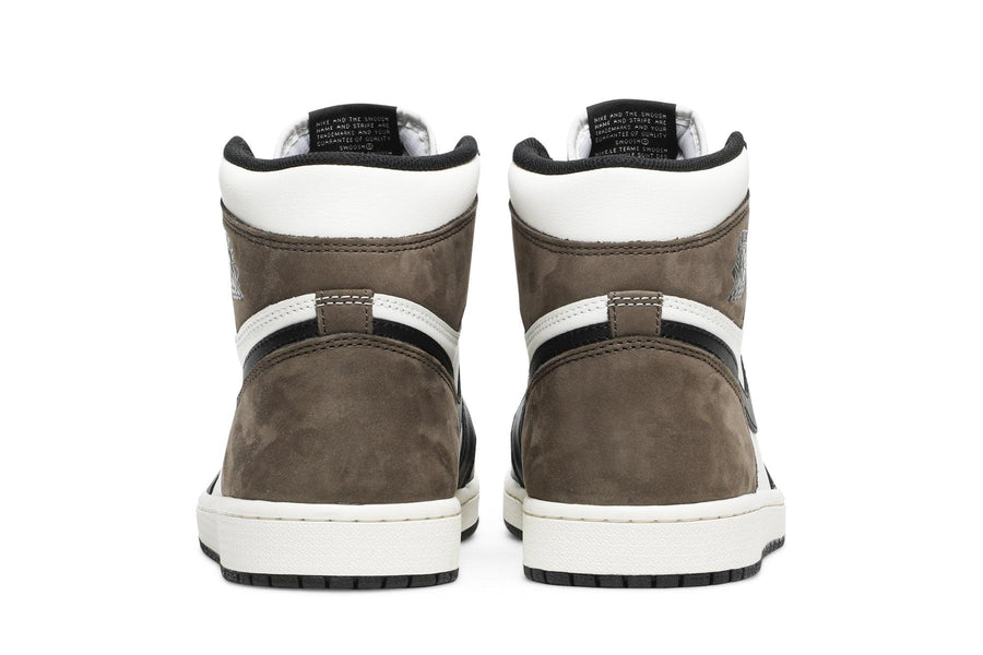 Vista superior do Jordan Nike Air Jordan 1 High Dark Mocha mostrando abertura, lingueta e cadarços