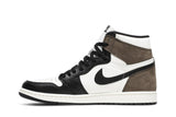 Vista lateral do Jordan Nike Air Jordan 1 High Dark Mocha mostrando design do cabedal e logo da marca