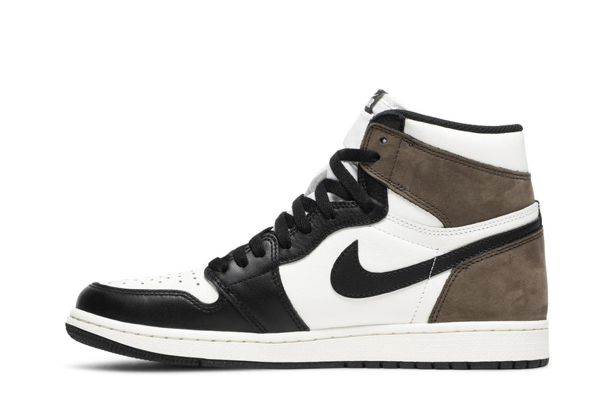 Vista lateral do Jordan Nike Air Jordan 1 High Dark Mocha mostrando design do cabedal e logo da marca