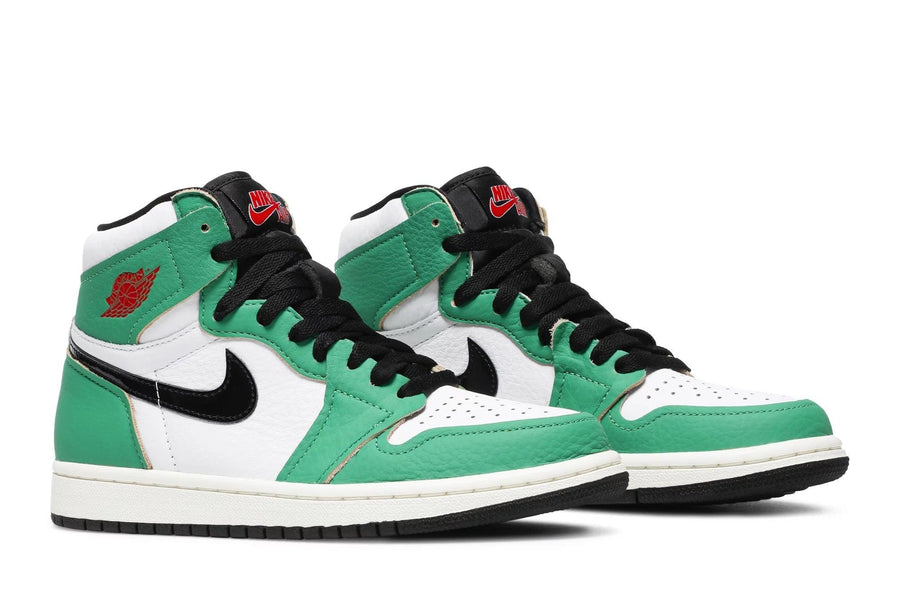 Vista frontal do Jordan Nike Air Jordan 1 High Lucky Green mostrando biqueira e costuras